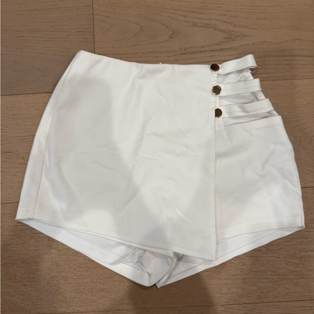 Super Down White High-Waist Skort with Decorative Button Straps